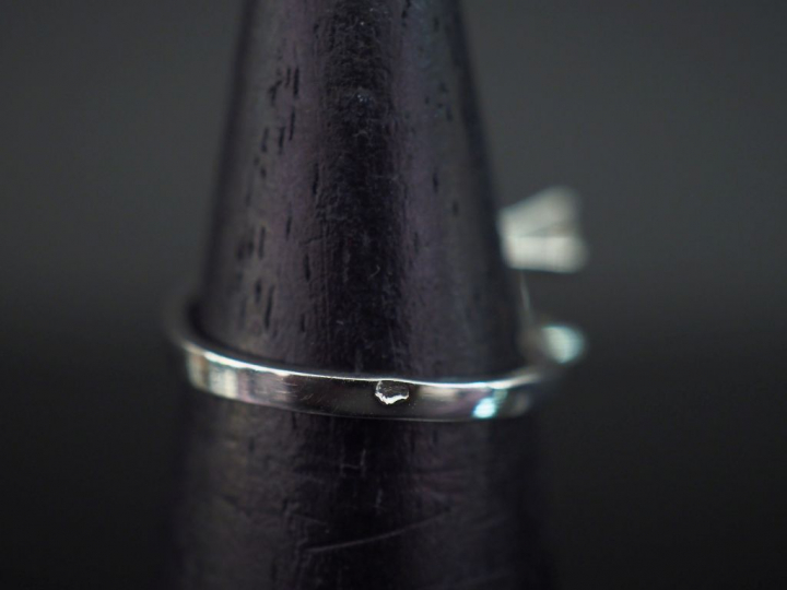 Bague dite "Toi   Moi" en or blanc 750, sertie de deux diamants pesant