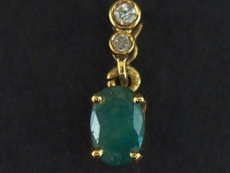 Vente aux enchères Petit pendentif en or jaune 750, serti de deux petits diamants en chut