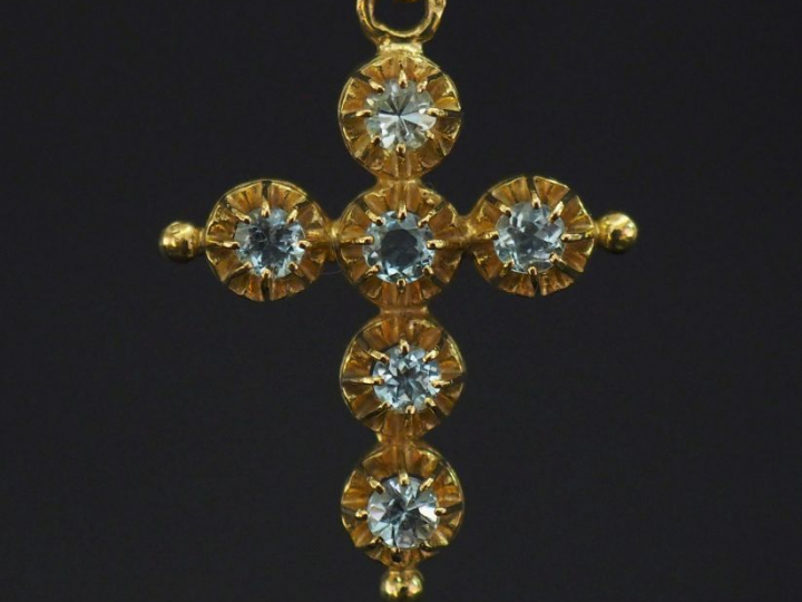 Pendentif en or jaune 750 en forme de croix, serti de six pierres bleu