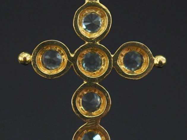 Pendentif en or jaune 750 en forme de croix, serti de six pierres bleu