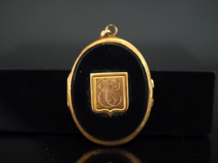 Pendentif porte-photo Napoléon III de forme ovale en or jaune 750 et o