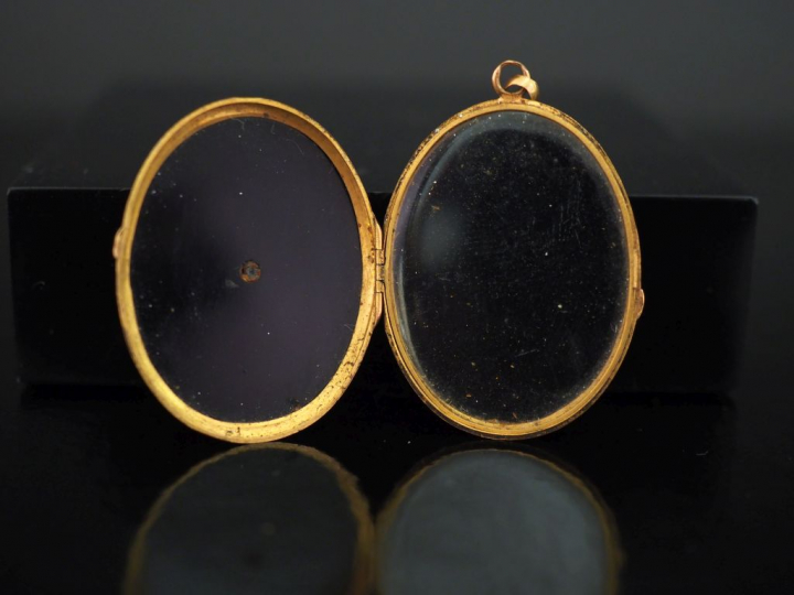 Pendentif porte-photo Napoléon III de forme ovale en or jaune 750 et o