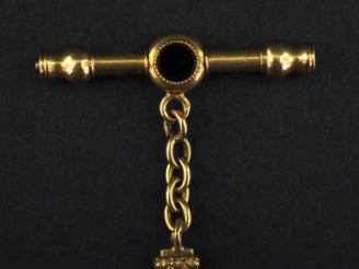 Vente aux enchères Clé de montre en or jaune 750, sertie d'onyx noir.  Poids tel. 6,33 g 