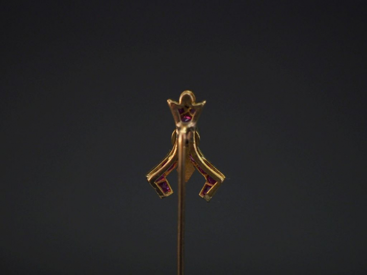 Epingle à cravate en or jaune 750, ornée d'un motif serti de trois pet