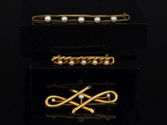 Vente aux enchères Ensemble comprenant :  - une broche barrette ajourée en or jaune 750, 