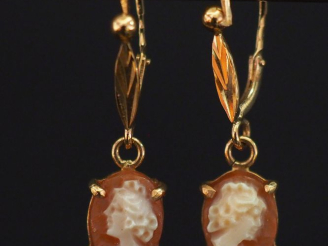 Vente aux enchères Paire de perces oreilles en or jaune 750, sertis d'un camée en pendelo