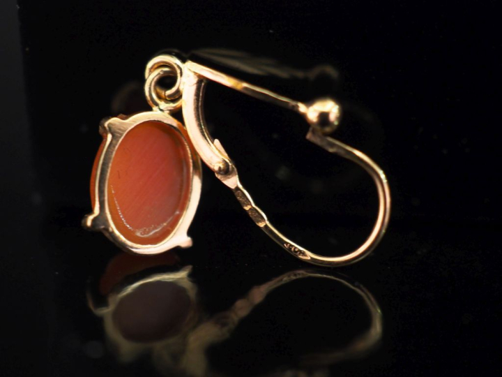 Paire de perces oreilles en or jaune 750, sertis d'un camée en pendelo