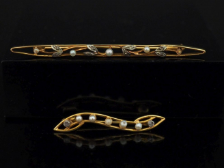 Vente aux enchères Ensemble comprenant :  - une broche barrette ajourée en or jeune 750, 