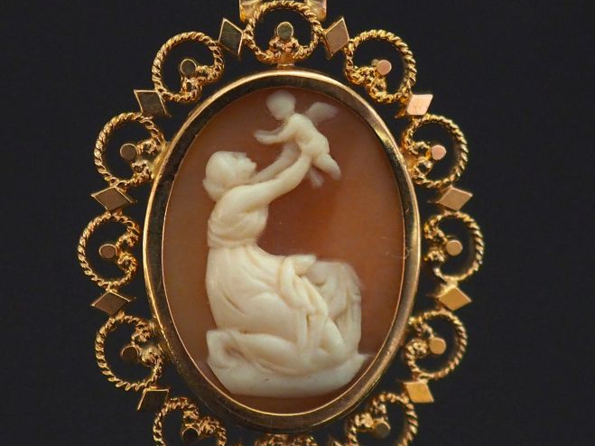 Pendentif en or jaune 750, serti en son centre d'un camée figurant une