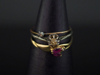 Vente aux enchères Ensemble comprenant :  - une bague solitaire en or blanc 750, sertie e