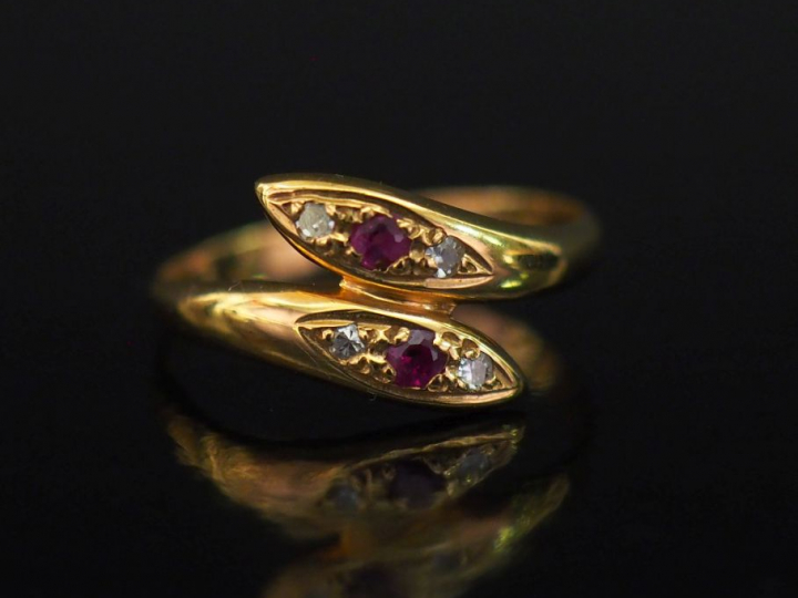 Bague de forme stylisée en or jaune 750, sertie de deux petits rubis e