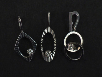 Vente aux enchères Ensemble comprenant :  - un pendentif ajouré de forme ovale en or blan