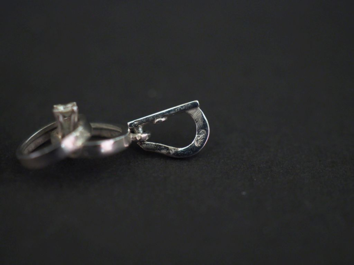 Ensemble comprenant :  - un pendentif ajouré de forme ovale en or blan