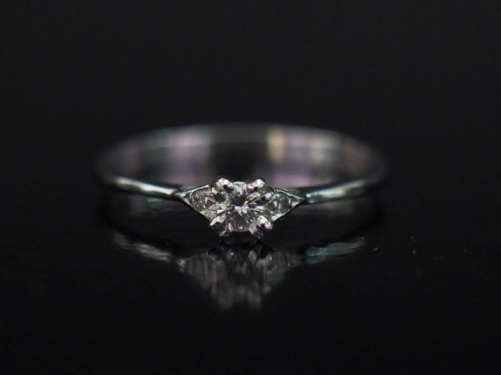 Bague en or blanc 750, sertie en son centre d'un diamant pesant 0,05 c