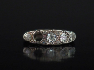 Vente aux enchères Bague de forme jarretière en or blanc 750, sertie d'une ligne de quatr