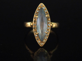 Vente aux enchères Bague de forme marquise en or jaune 750, sertie en son centre d'une pi