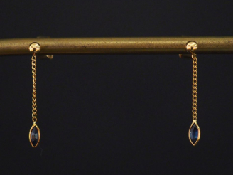 Vente aux enchères Paire de perces oreilles en or jaune 750, ornés d'une pendeloque se te