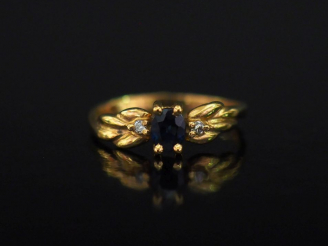 Vente aux enchères Bague de forme stylisée en or jaune 750, sertie en son centre d'une pi