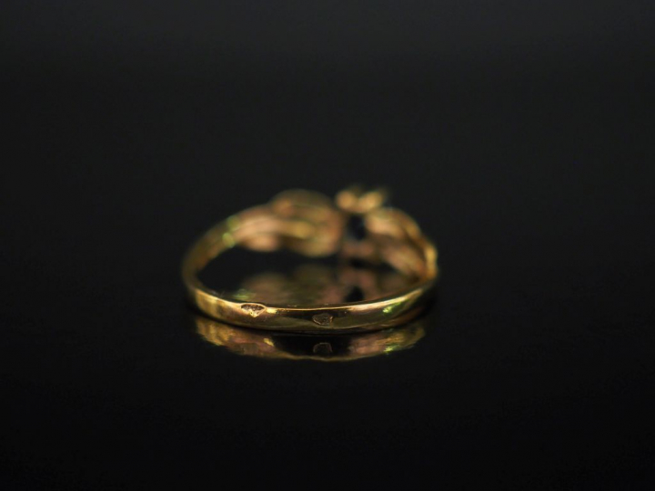 Bague de forme stylisée en or jaune 750, sertie en son centre d'une pi