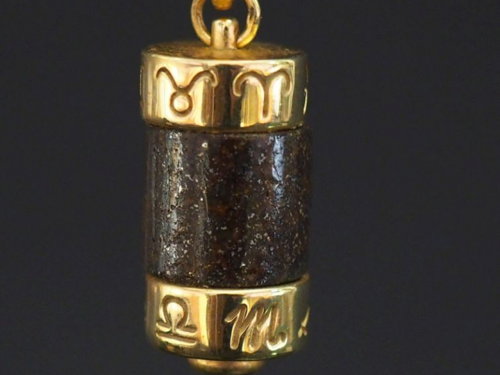 Pendentif de forme cylindrique en or jaune 750 et composition, à décor