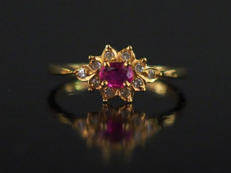 Vente aux enchères Bague en or jaune 750, sertie en son centre d'une pierre rose entourée