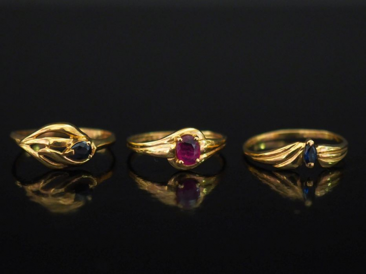 Ensemble comprenant :  - une bague de forme stylisée en or jaune 750, 