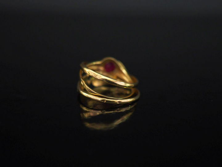 Ensemble comprenant :  - une bague de forme stylisée en or jaune 750, 