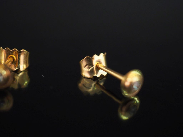 Paire de puces d'oreilles en or jaune 750, serties en leur centre d'un