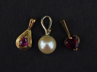 Vente aux enchères Ensemble comprenant :  - un pendentif en forme de goutte en or jaune 7