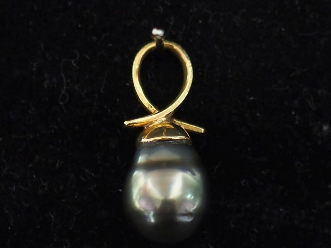 Pendentif en or jaune 750, sertie d’une perle grise de forme baroque. 