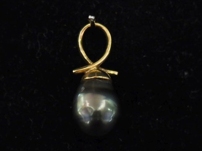 Pendentif en or jaune 750, sertie d’une perle grise de forme baroque. 