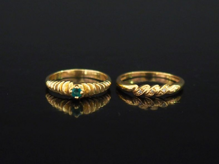 Ensemble comprenant :  - une bague jonc en or jaune 750, sertie de tro
