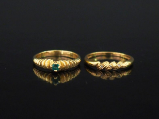 Vente aux enchères Ensemble comprenant :  - une bague jonc en or jaune 750, sertie de tro