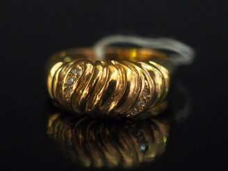 Vente aux enchères Bague bandeau en or jaune 750, à décor de godrons et serti de deux lig