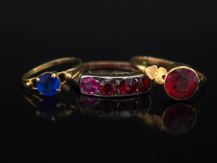 Ensemble comprenant :  - une bague en or jaune 750, sertie en son cent