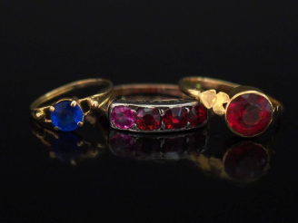 Vente aux enchères Ensemble comprenant :  - une bague en or jaune 750, sertie en son cent