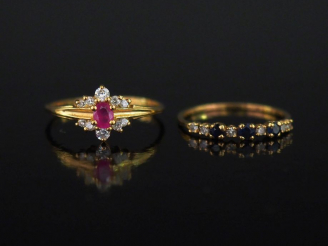 Vente aux enchères Ensemble comprenant :  - une bague jonc en or jaune 750, sertie de pet