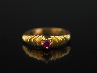 Vente aux enchères Bague en or jaune 750, à décor de godrons et sertie en son centre d'un