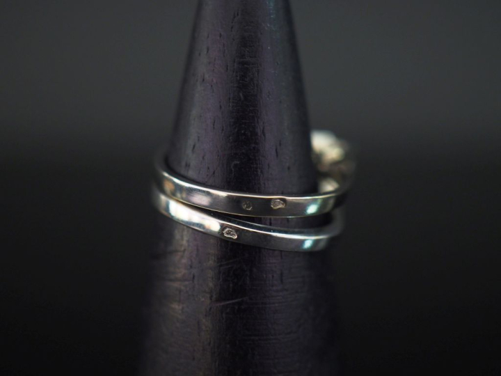 Ensemble comprenant :  - une bague jonc en or blanc 750, sertie en son