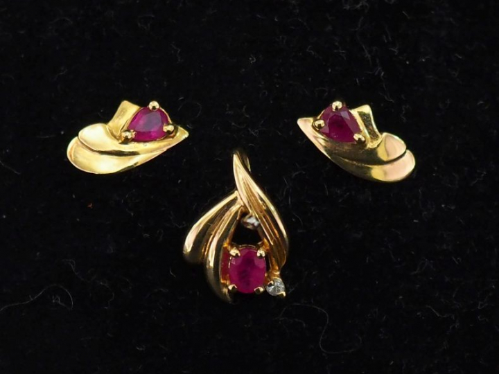 Paire de perces oreilles de forme stylisée en or jaune 750, sertis d'u