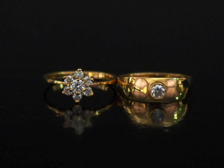 Vente aux enchères Ensemble comprenant :  - une bague solitaire en or jaune 750, ornée d'