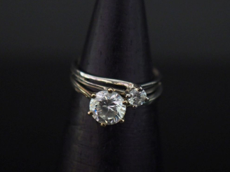 Vente aux enchères Ensemble comprenant deux différentes bagues solitaires en or blanc 750