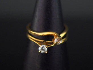 Vente aux enchères Ensemble comprenant deux bagues solitaires en or jaune 750, serties en