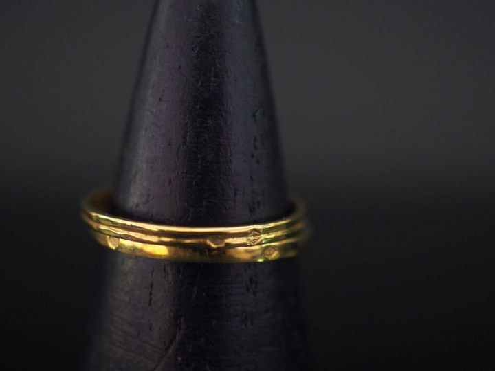 Ensemble comprenant deux bagues solitaires en or jaune 750, serties en