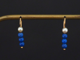 Vente aux enchères Paire de perces oreilles en or jaune 750, sertis de trois perles à l’i