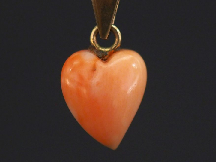 Pendentif en or jaune 750 et corail (?) en forme de coeur. H. 1,8 cm (