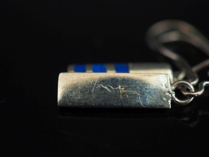 Paire de perces oreilles en argent étranger 850 et émail bleu. H. de l