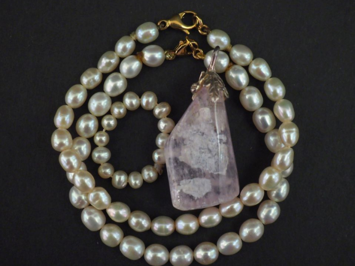 Ensemble comprenant :  - deux bracelets de perles blanches. Fermoirs e