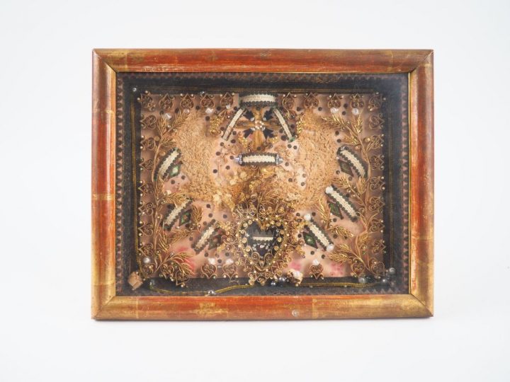 Reliquaire XIXème en paperolle, cadre baguette doré. Dim. 25 x 31 cm