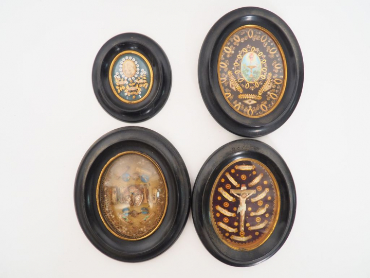 4 différents reliquaires ovales XIXème en paperolle, papier découpé da